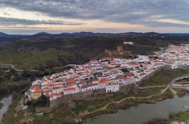 Alentejo, Portekiz 'de güneş batarken Mertola' nın hava aracı görüntüsü