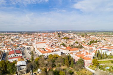Evora, güneşli bir günde Portekiz 'in Alentejo kentindeki tarihi binalar şehir merkezi ve kilisede insansız hava aracı görüntüsü.