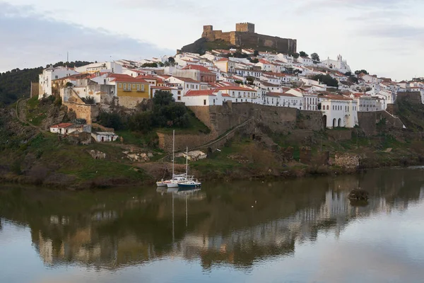 Mertola şehir manzarası gün batımında Alentejo, Portekiz 'de Guadiana nehri ile