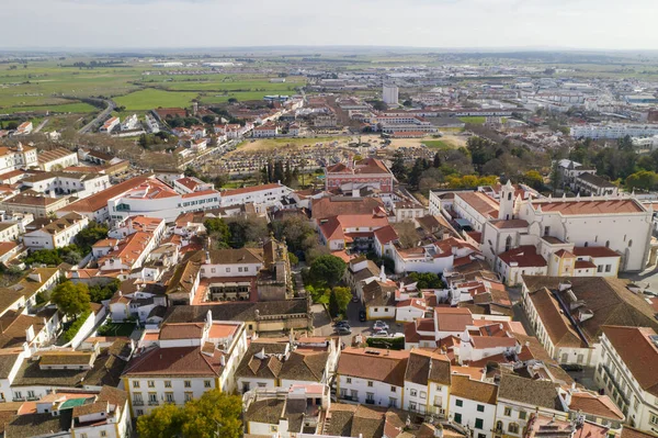 ポルトガルのAlentejoにある歴史的な建物の市内中心部と教会と晴れた日にエヴォラ無人航空機の景色 — ストック写真