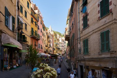 İtalya Cinque Terre 'deki Riomaggiore Caddesi.