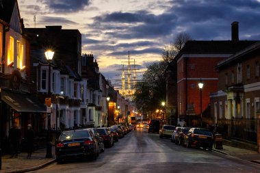 Londra, İngiltere 'deki Cutty Sark teknesi güzel bir caddenin sonunda.