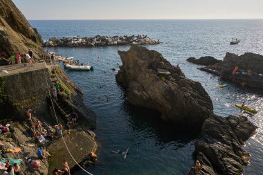 Manarola plajı Cinque Terre, İtalya 'da turistlerle dolu.