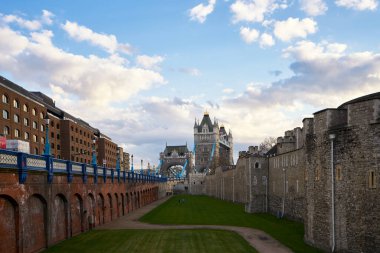 Londra Kulesi ve Kule Köprüsü