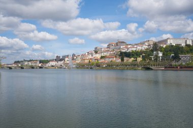 Portekiz 'de Mondego nehri ile Coimbra şehir manzarası