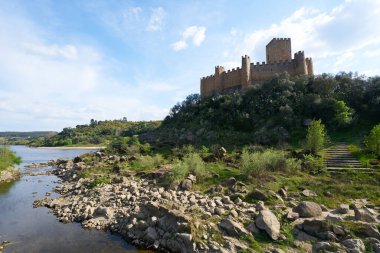 Portekiz 'de Tejo tagus nehri ile Castelo de Almourol kalesi