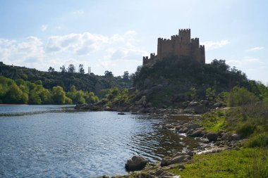 Portekiz 'de Tejo tagus nehri ile Castelo de Almourol kalesi