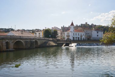 Portekiz 'de Nabao nehri ile Tomar şehri manzarası