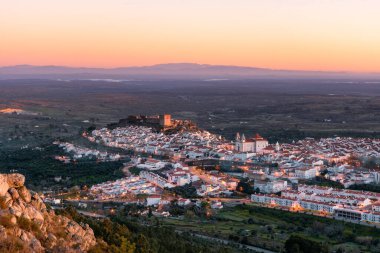 Alentejo 'da Castelo de Vide, Portekizli Serra de Sao Mamede dağlarından gün batımında