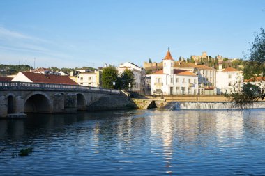 Portekiz 'de Nabao nehri ile Tomar şehri manzarası