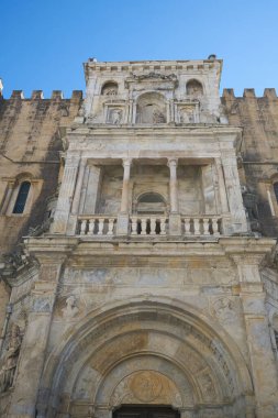 Portekiz, Coimbra 'daki eski kilise katedrali Se Velha kulesi girişi.