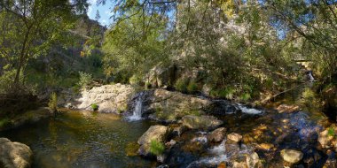 Portekiz, Penedo Furado Vila de Rei 'deki muhteşem şelale manzarasının panoraması