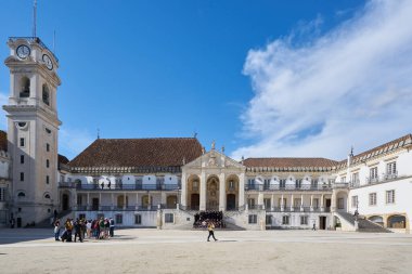 Portekiz 'de öğrenciler ve turistlerle birlikte Coimbra Tarihi Üniversitesi