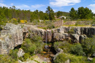 Portekiz, Vila de Rei 'deki muhteşem şelale drone hava manzarası