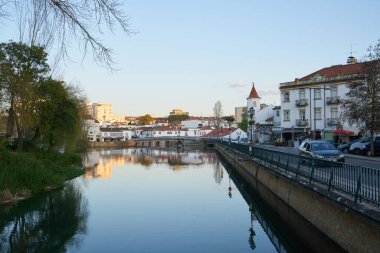 Portekiz 'de Nabao nehri ile Tomar şehri manzarası