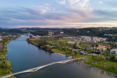 Portekiz 'de şehir parkının, binaların ve köprülerin insansız hava aracı görüntüsü.