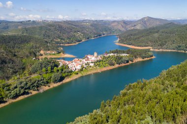 Dornes insansız hava aracı Portekiz 'de Zezere nehri ile şehir ve manzara görüntüsü