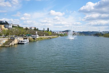 Portekiz 'de Mondego nehri ile Coimbra şehir manzarası