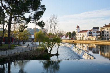 Portekiz 'de Nabao nehri ile Tomar şehri manzarası