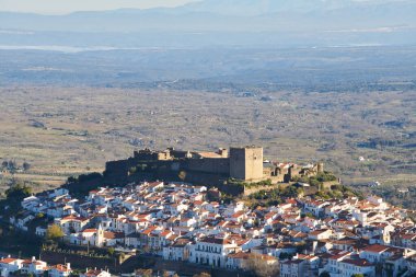Portekiz, Alentejo 'daki Castelo de Vide kalesi Serra de Sao Mamede dağlarından.