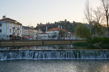 Portekiz 'de Nabao nehri ile Tomar şehri manzarası