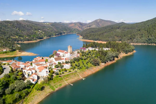 Dornes insansız hava aracı Portekiz 'de Zezere nehri ile şehir ve manzara görüntüsü