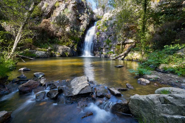 Hermosa Cascada Penedo Furado Pasarela Passadico Vila Rei Portugal — Foto de Stock