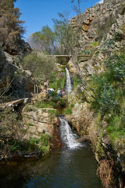 Turistas Hermosa Cascada Penedo Furado Pasarela Passadico Vila Rei Portugal — Foto de Stock