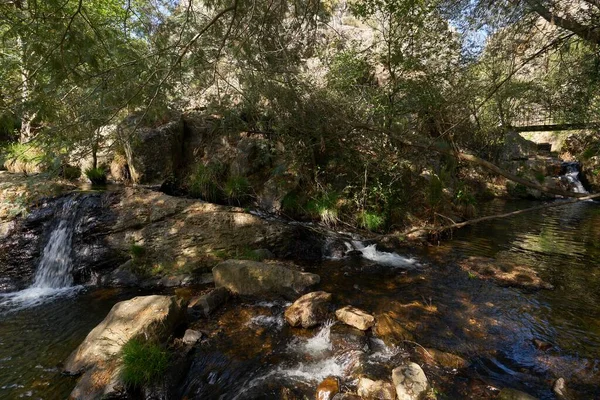 Hermosa Cascada Penedo Furado Pasarela Passadico Vila Rei Portugal — Foto de Stock