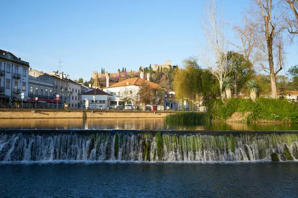 Portekiz 'de Nabao nehri ile Tomar şehri manzarası