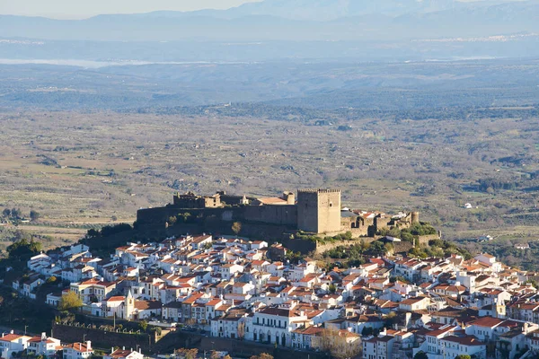 Portekiz, Alentejo 'daki Castelo de Vide kalesi Serra de Sao Mamede dağlarından.
