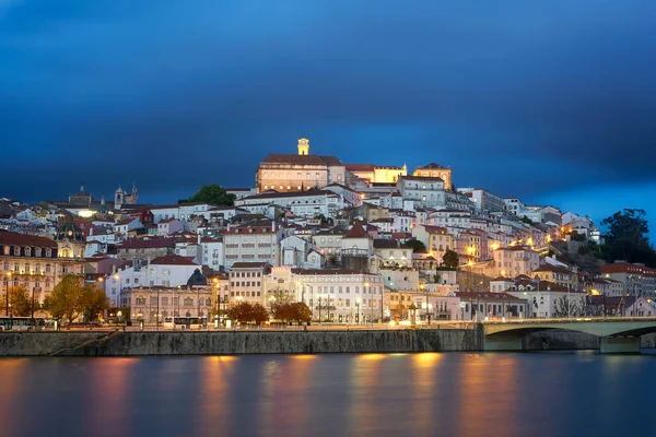 ポルトガルのモンデゴ川と美しい歴史的建造物と夜のコインブラ市内の景色 — ストック写真