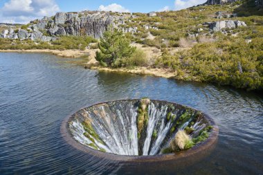 Serra da Estrela, Portekiz 'de Covao dos Conchos gölündeki manzara
