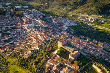 Serra de Sao Mamede dağlarından Portekiz, Alentejo 'daki Castelo de Vide insansız hava aracı görüntüsü