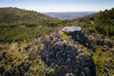 Portekiz 'in Castelo de Vide kentindeki Serra de Sao Mamede dağında Ermida da Nossa Senhora da Penha' nın insansız hava aracı görüntüsü.