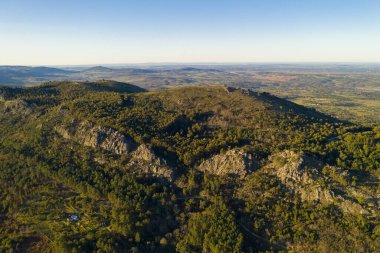 Portekiz, Castelo de Vide 'deki Serra de Sao Mamede' nin peyzaj dronu görüntüsü
