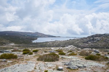 Portekiz, Serra da Estrela 'daki Lagoa Comprida Gölü' ndeki manzara.