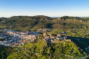 Serra de Sao Mamede dağlarından Portekiz, Alentejo 'daki Castelo de Vide insansız hava aracı görüntüsü