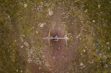 Romantik çift sosyal mesafeli insansız hava aracı gökyüzü manzaralı Lousa Dağı, Portekiz 'de gün batımında bir salıncakta sallanıyor.