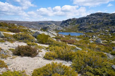 Portekiz, Serra da Estrela 'daki Lagoa Redonda gölündeki manzara