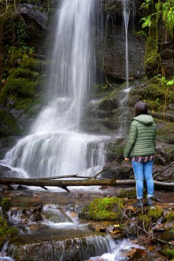 Portekiz, Gondramaz 'da şelalede gezen bir kadın.