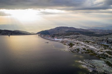 Günbatımında Portekiz, Serra da Estrela 'da Lagoa Comprida Gölü ve Marques da Silva Barajı' nın peyzaj drone görüntüsü