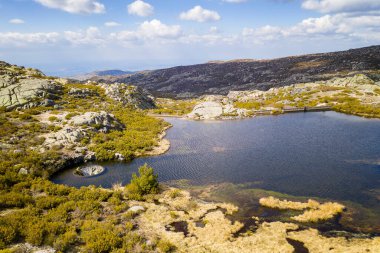Portekiz, Serra da Estrela 'daki Covao dos Conchos' da insansız hava aracı manzarası