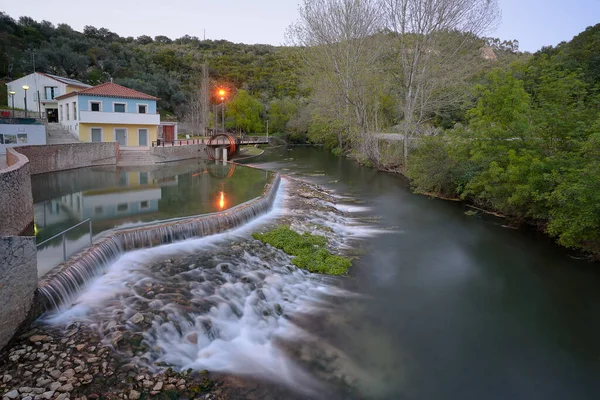 Portekiz 'de şelalesi ve su değirmeni olan Agroal nehir akıntılı plajı