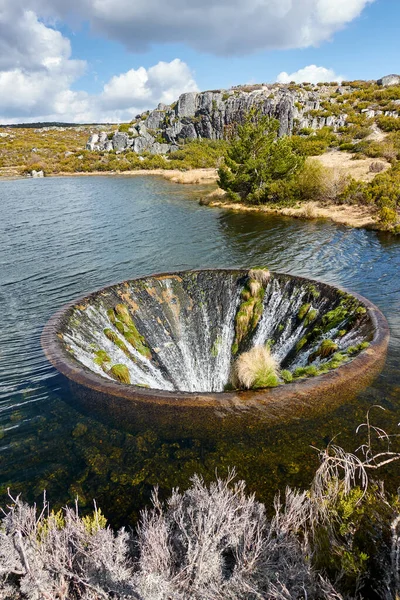 Serra da Estrela, Portekiz 'de Covao dos Conchos gölündeki manzara