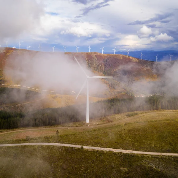 葡萄牙Serra Lousa的风力涡轮机无人驾驶飞机在云层中央看到可再生能源 — 图库照片