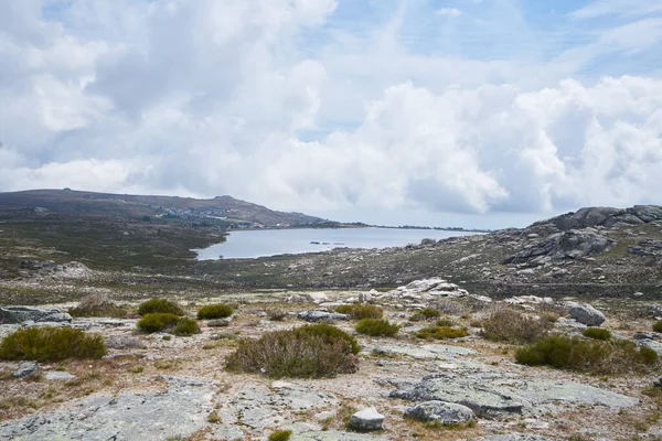 Portekiz, Serra da Estrela 'daki Lagoa Comprida Gölü' ndeki manzara.