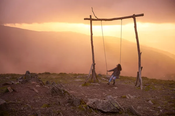 Mujer Niña Social Distanciamiento Balanceo Baloico Swing Montaña Lousa Portugal — Foto de Stock