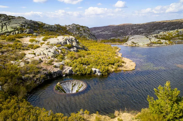Portekiz, Serra da Estrela 'daki Covao dos Conchos' da insansız hava aracı manzarası