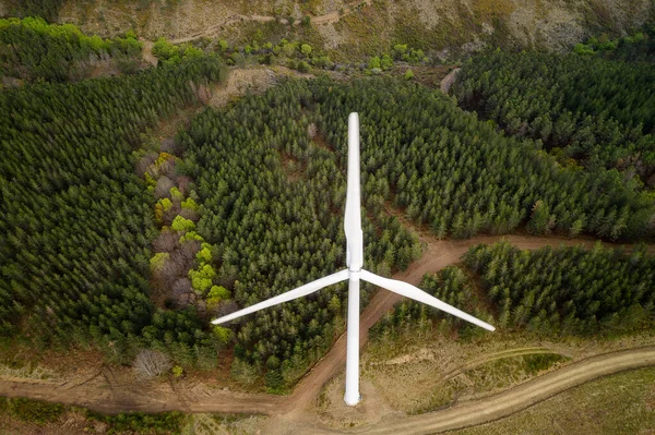 葡萄牙Serra Lousa的风力涡轮机无人驾驶飞机在云层中央看到可再生能源 — 图库照片